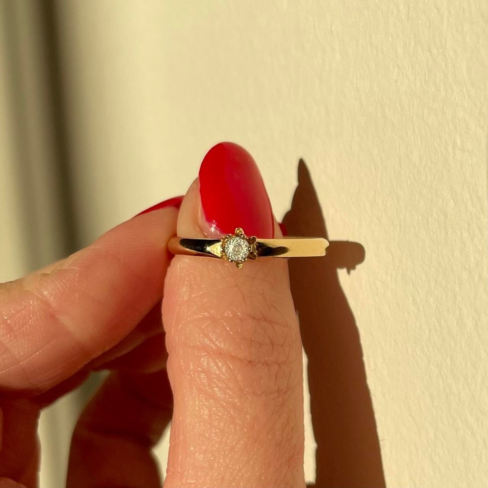 vintage gold diamond ring in flower petal setting